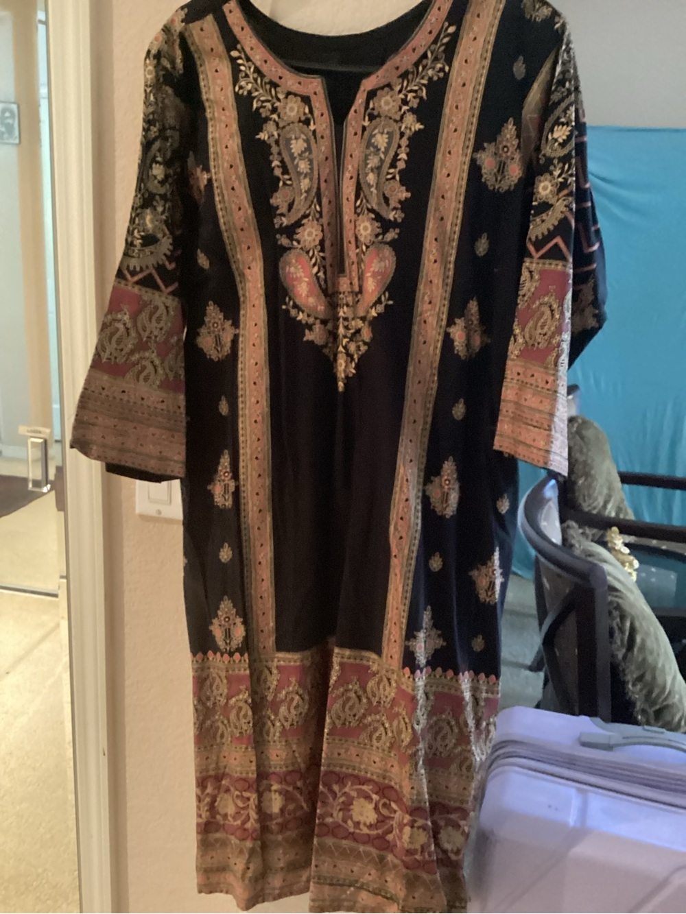 Embroidered Black  Dress with Pink & Gold Detailing

Indian/Pakistani Lawn suit
